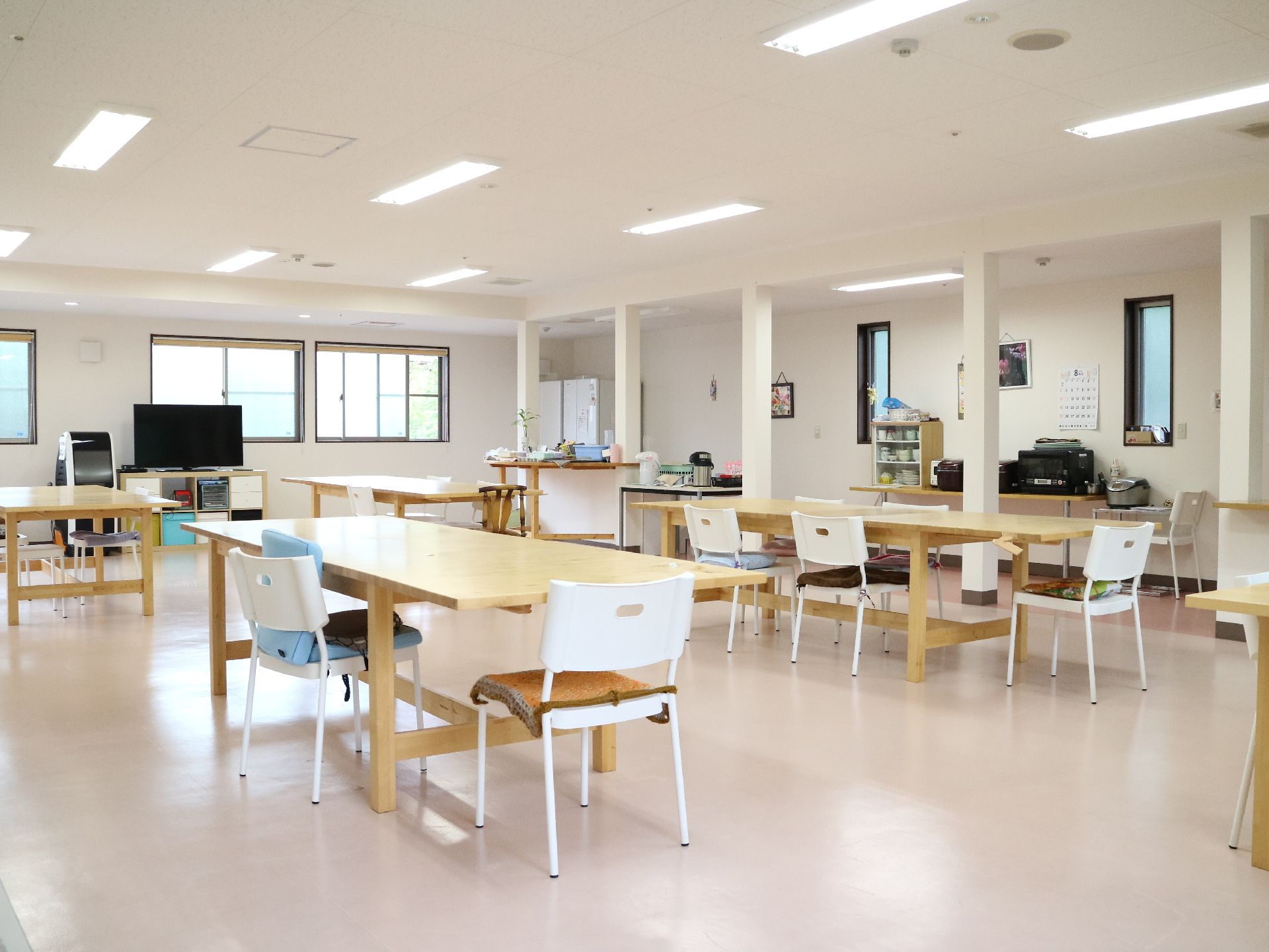 レクリエーションなどを開催することもできる、広く明るい食堂