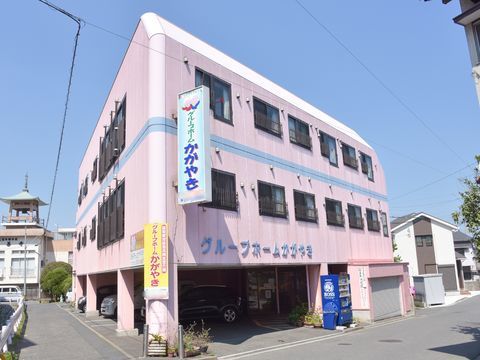 外壁が淡いピンク色のやわらかい雰囲気の建物となっている。また、1階には駐車場もあるので雨に濡れる事もない。