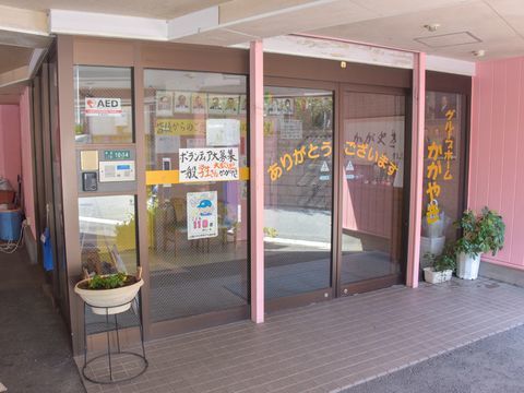 レンガ調のコンクリートで整備されたバリアフリー仕様の入り口。幅広い自動ドアになっているので、車椅子での出入りもスムーズ。