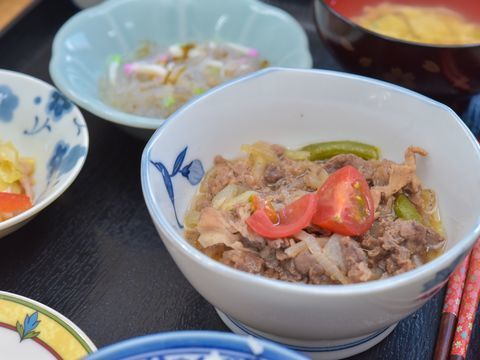 肉のすき焼き風の煮物には彩りにトマトが飾りつけられて、栄養面と共に、見た目にも食欲がそそられるような工夫がされている。