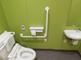 バリアフリー設計のトイレ空間