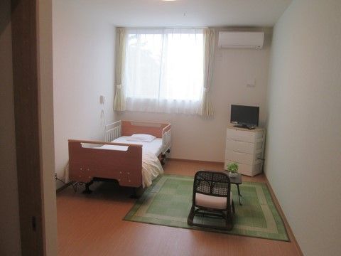 個人部屋は広い空間をご用意しているので、ベッドやテレビを置いても、ゆとりを持って過ごしていただける。