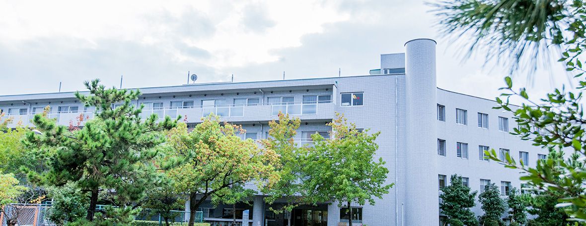 緑豊かな建物外観