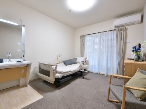 車椅子に対応したデザインの洗面台が設置された、便利な間取りの居室