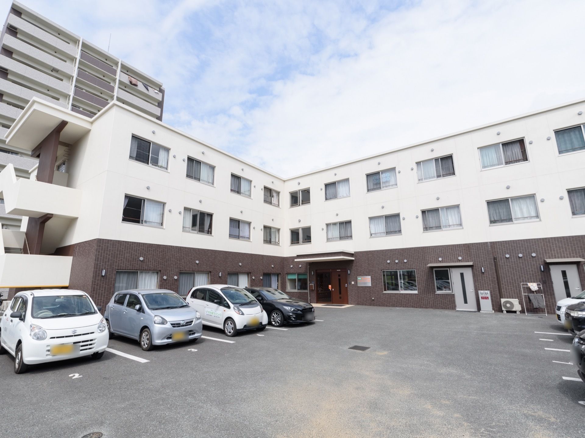 広々とした駐車場に、車が何台も停められている。通路は広く、駐車スペースも幅広で、大型車も停めることができる。