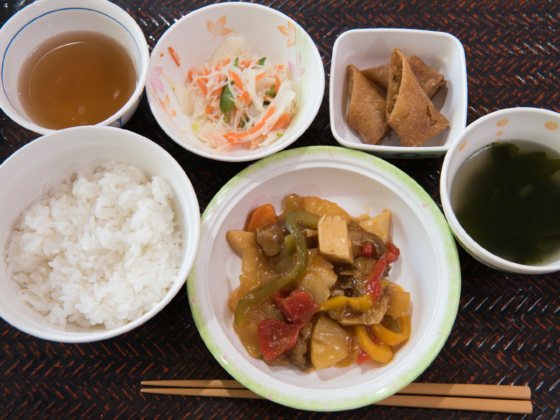 施設入居者に提供される一食分の食事。資格を取ったプロの料理スタッフの手によるものであり見た目と味、栄養バランスが考え抜かれている。
