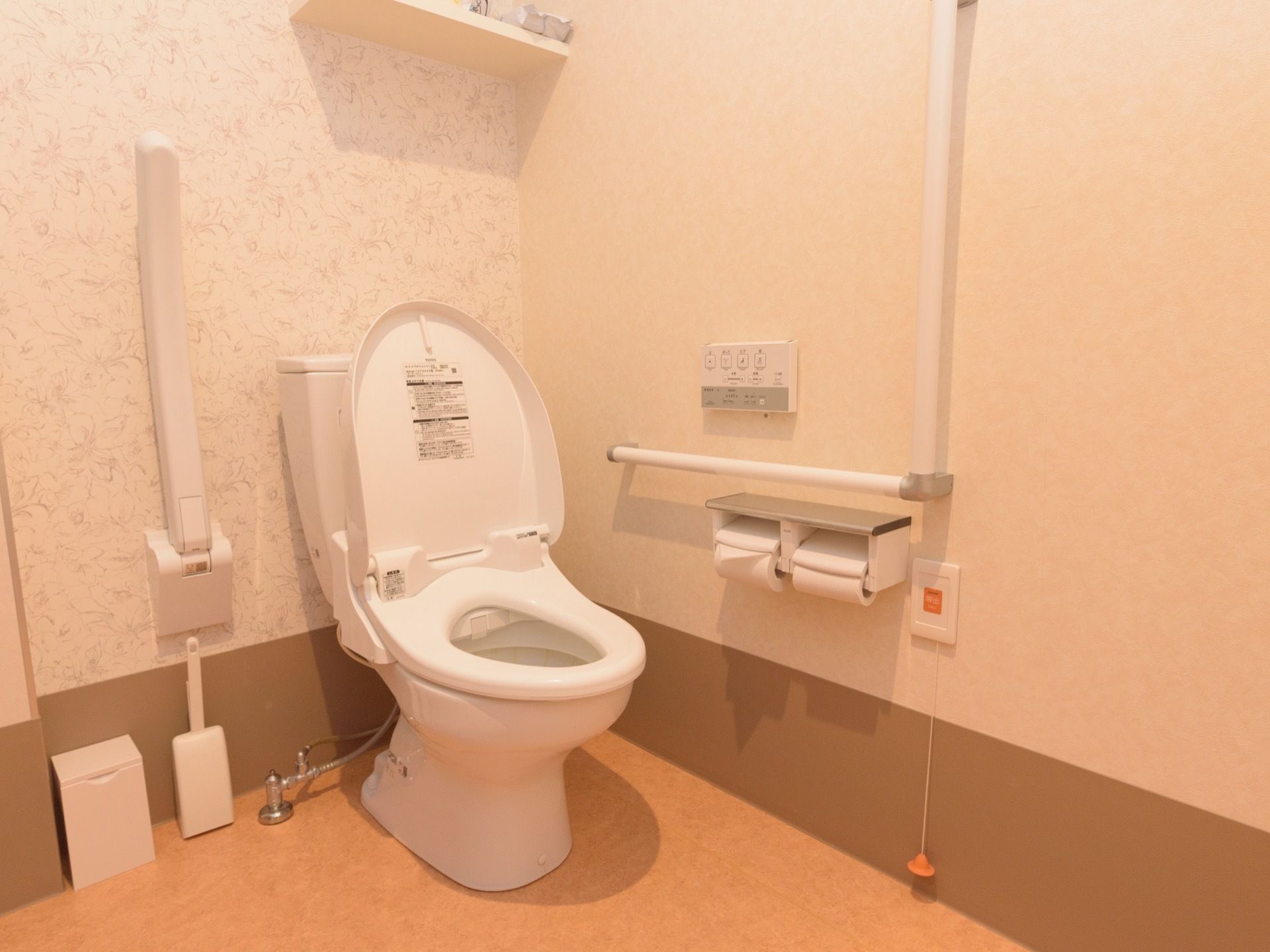 トイレは温水洗浄便座付きである。体調の変化などの緊急時には、ナースコールでスタッフを呼ぶことができる。