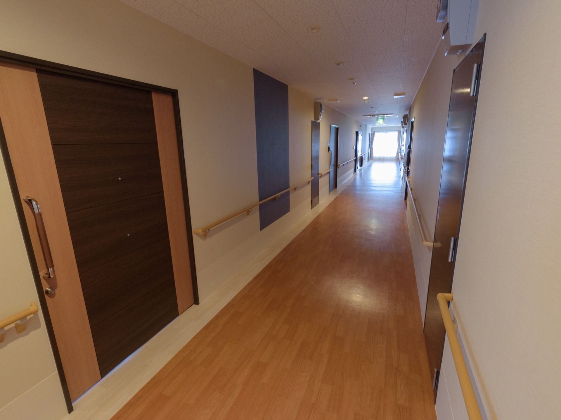 通路の両サイドの壁に手すりが設置されているので、安全に館内を移動できる。幅が広く段差もないため移動しやすい。