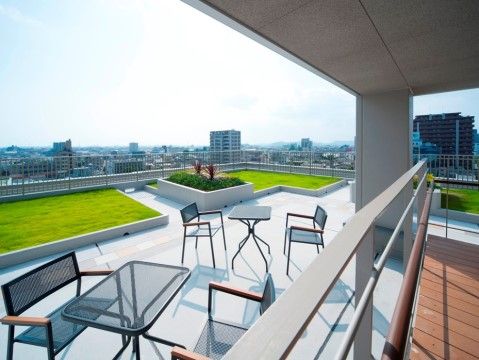 周辺の景色を一望できる、広々として開放感のある屋上