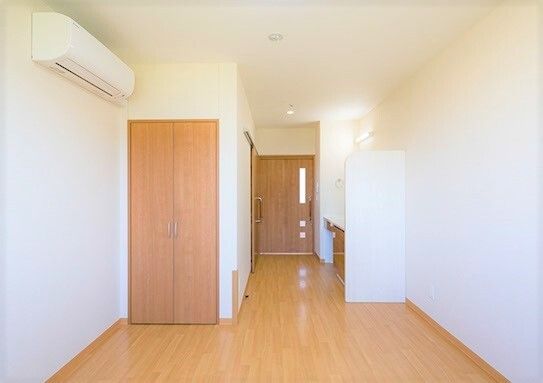 洗面台やトイレが設置され、プライバシーの尊重された広い個室