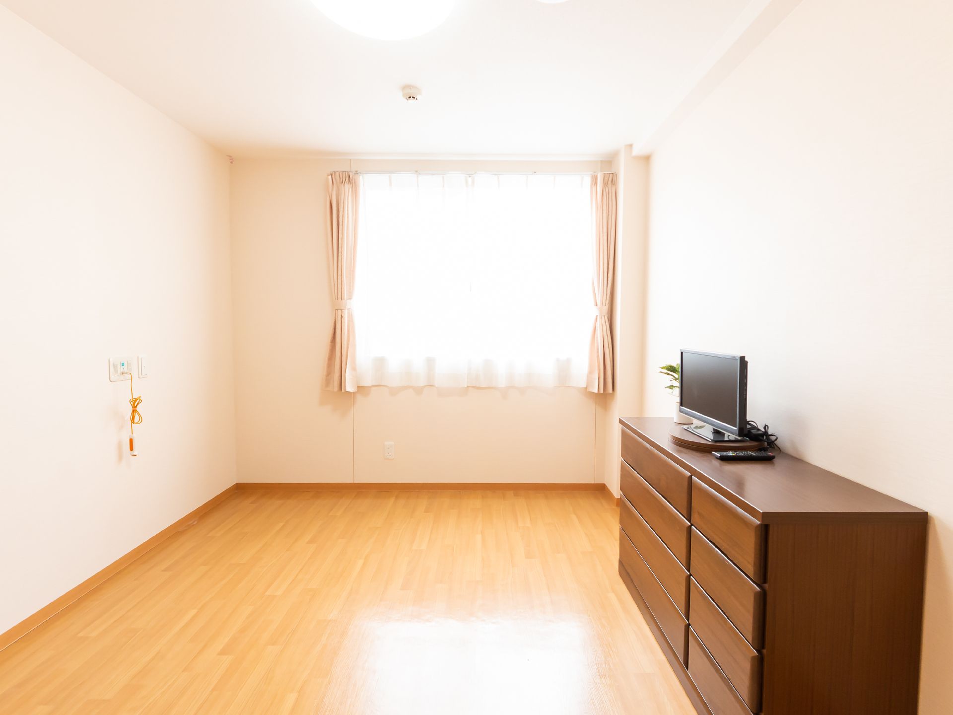 窓があるので日差しが差し込む広々とした居室