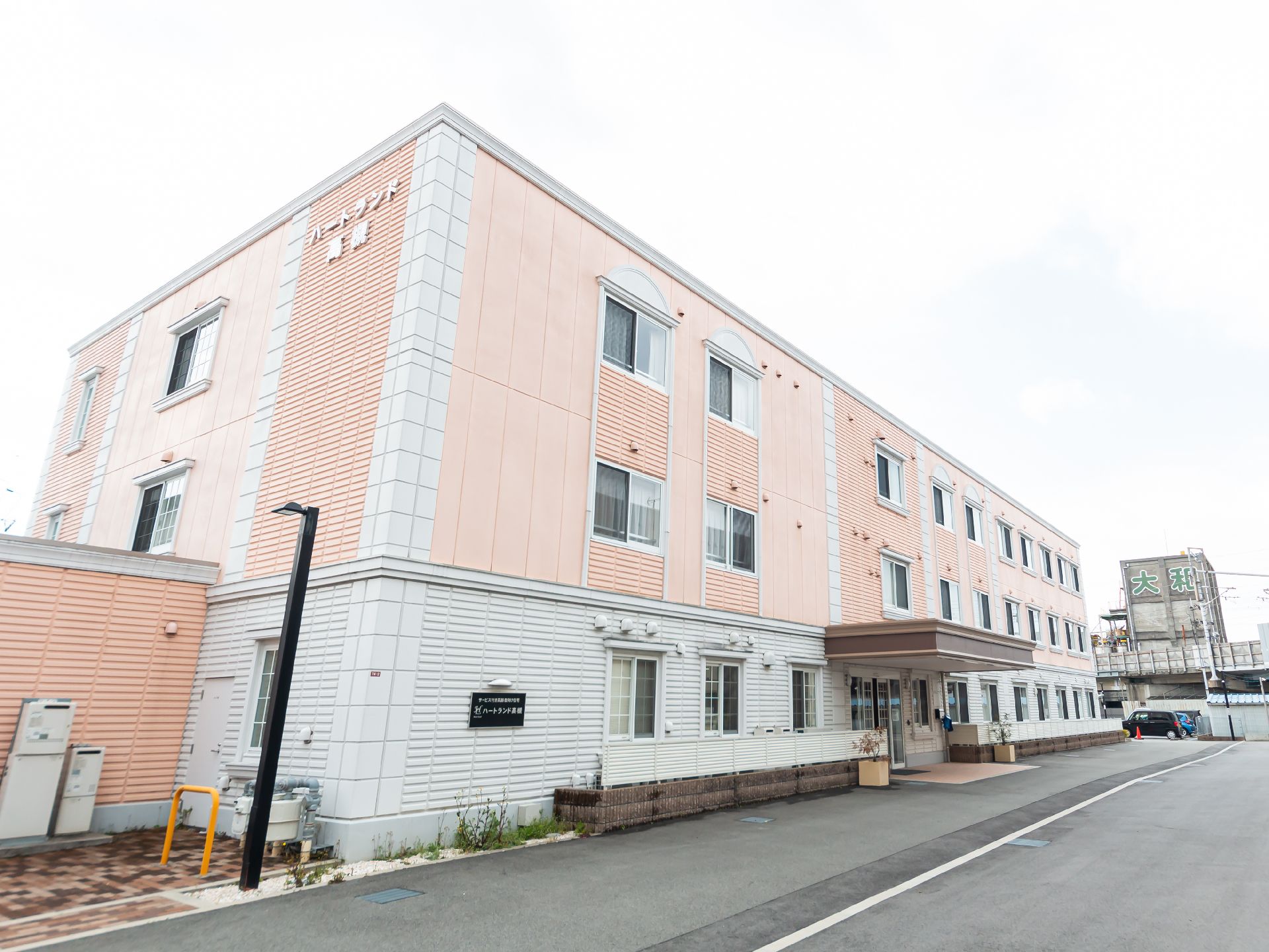 駐車場も近隣にある介護施設の外観