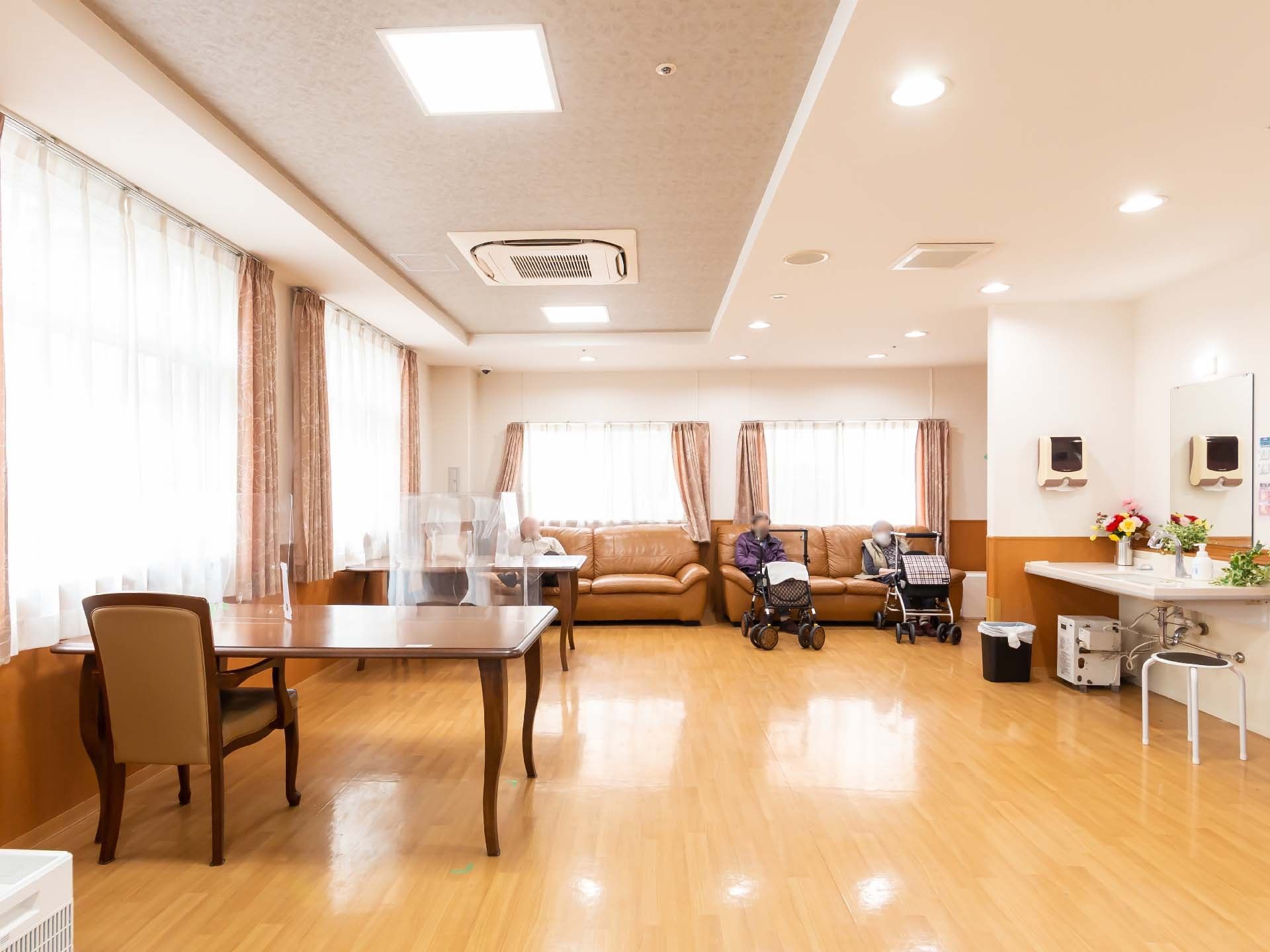 椅子やテーブルがあるので快適に過ごすことが可能な共有スペース