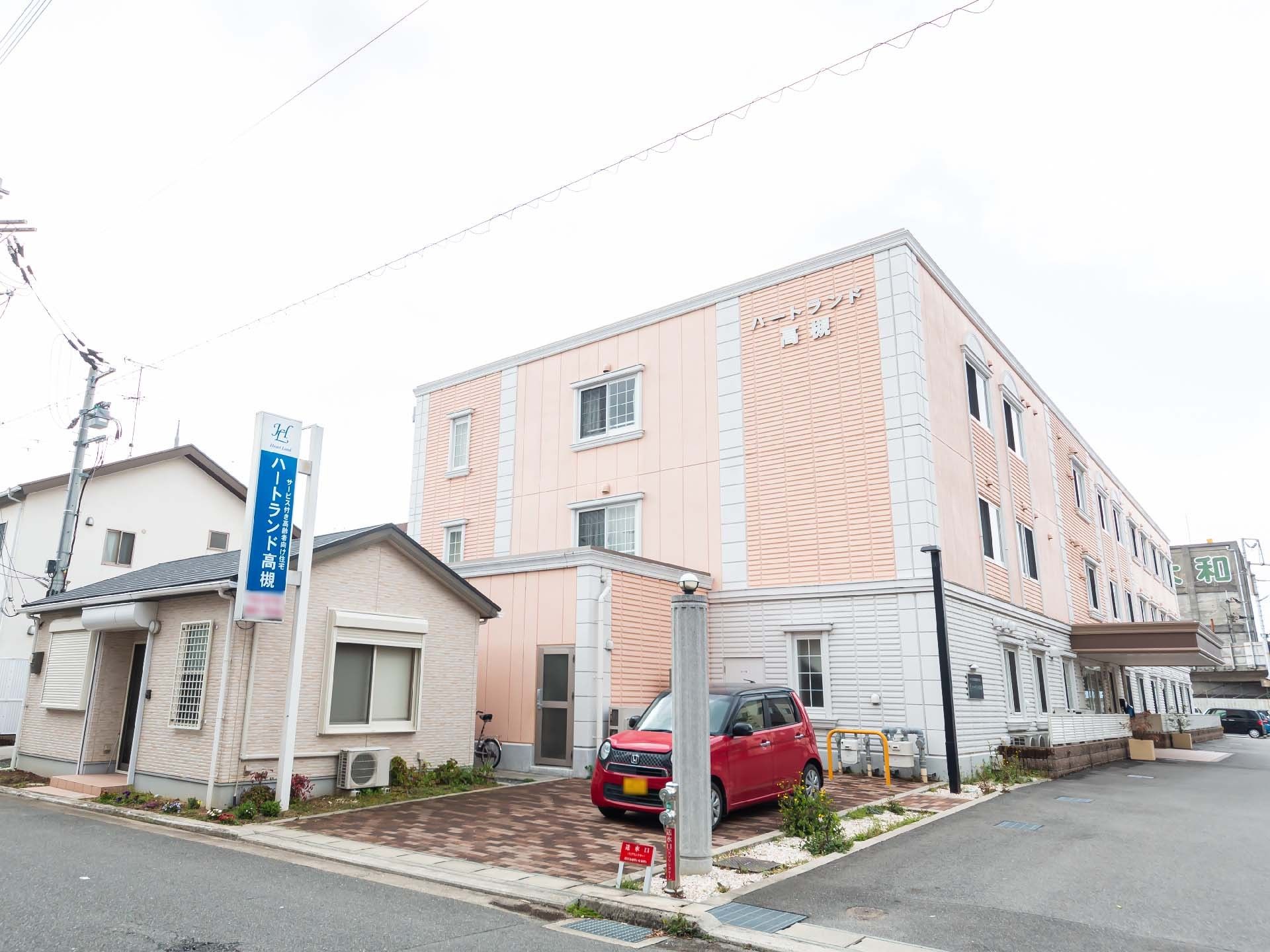 施設内にある敷地部分を含む、1階から3階までの建物全体の外観