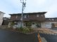 静かな街並みの施設外観
