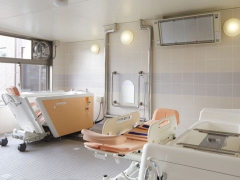 複数の機械浴槽を備え、入居者様の健康状態に合わせて使い分けができる専用浴室