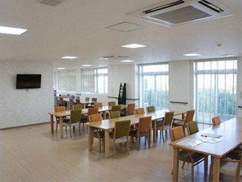 大きな窓から日が差し込み、白い壁と相まって明るい雰囲気の食堂である。デザインが統一された、おしゃれな椅子が置かれている。