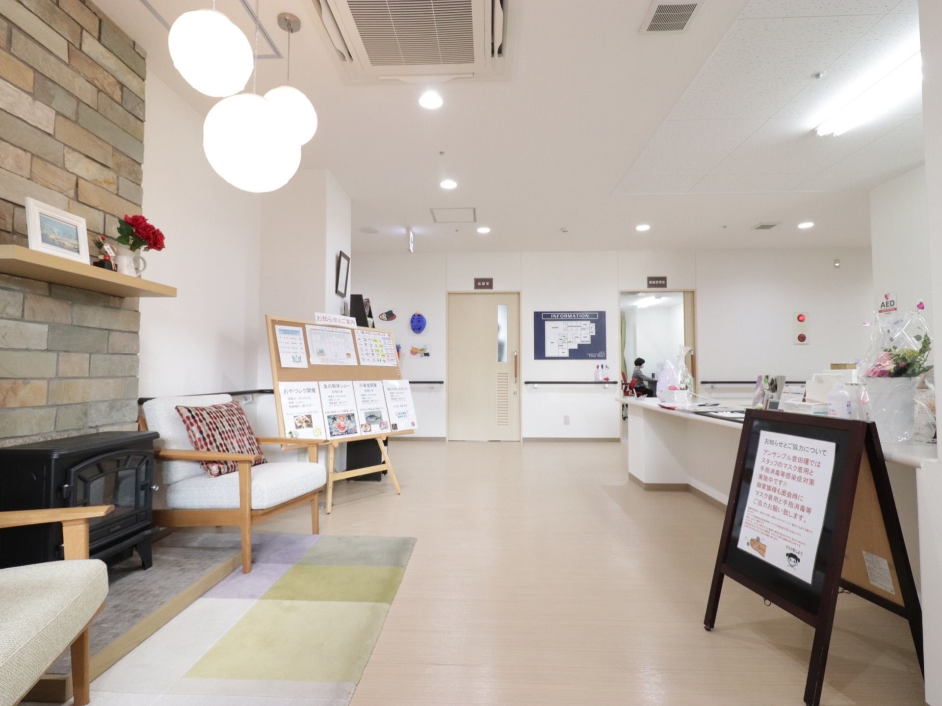 玄関ホール右手には受付があるので、来訪者様の対応や入居者様の見守りを常にしている。清潔感溢れる空間になっている。