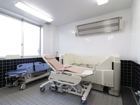 施設には機械浴室が設けられており、お体が不自由な方でも快適に入浴できる様になっている。壁には冷え防止にウォーマーがある。
