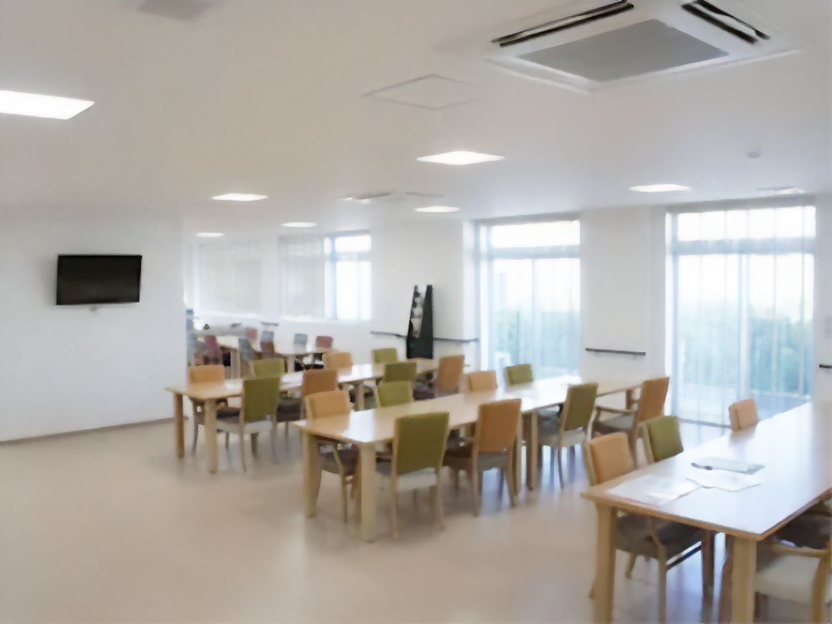 大きな窓から日が差し込み、白い壁と相まって明るい雰囲気の食堂である。デザインが統一された、おしゃれな椅子が置かれている。