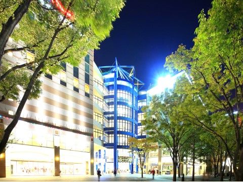 夜間にも眩いばかりにライトアップされた、周辺の商業施設