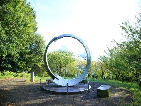 高台にある公園の一角には、円を描くように金属製で大型のオブジェが設置されており、景色と一緒に鑑賞することができる。