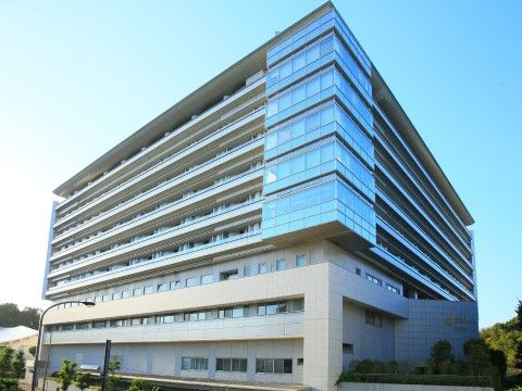 施設の徒歩圏内に総合病院があるため、入居者様は病気などの症状に対して適した科を受診することができ安心である。