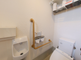 介護施設のトイレと廊下の様子