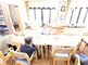介護施設の居間で