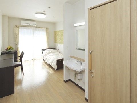 トイレや洗面台が完備された、自立した生活が可能なデザインの居室