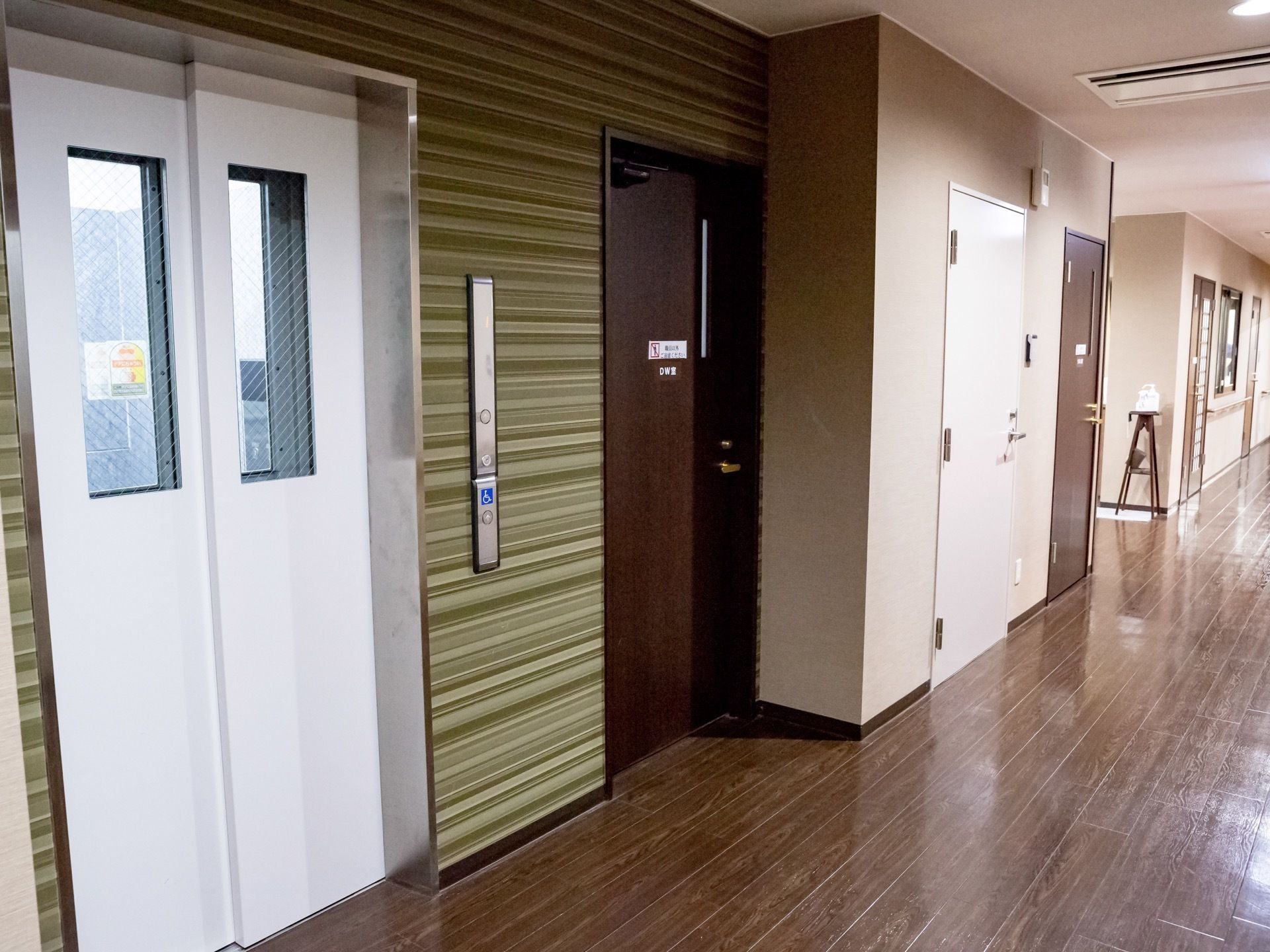 共用廊下にはエレベーターがある。出入口のドアには網入りガラスを採用しており、室内の圧迫感を解消している。