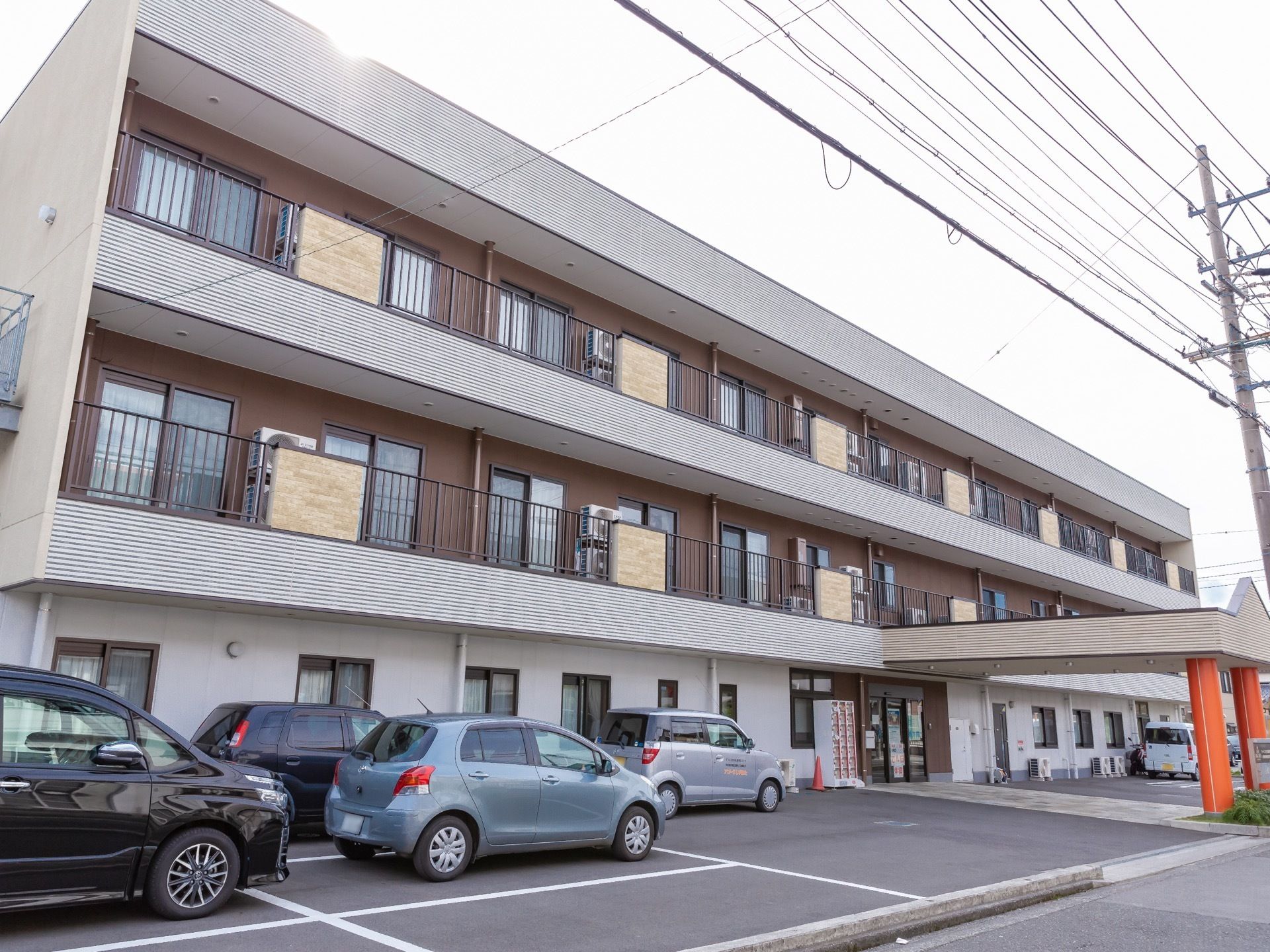 施設の出入口近くに駐車場がある。来訪者様などが車で訪れた際には、速やかに停車し出入口に向かうことが可能である。