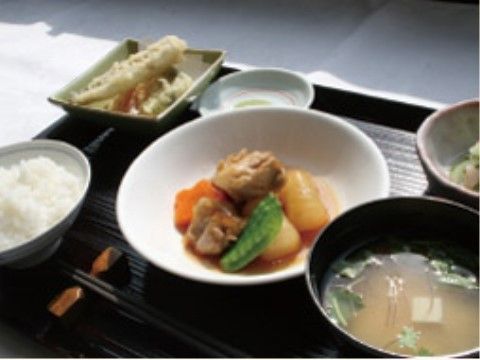 栄養バランスと共に味や彩にも配慮された食事。旬の素材を使って、季節感を感じられる配慮もなされている。