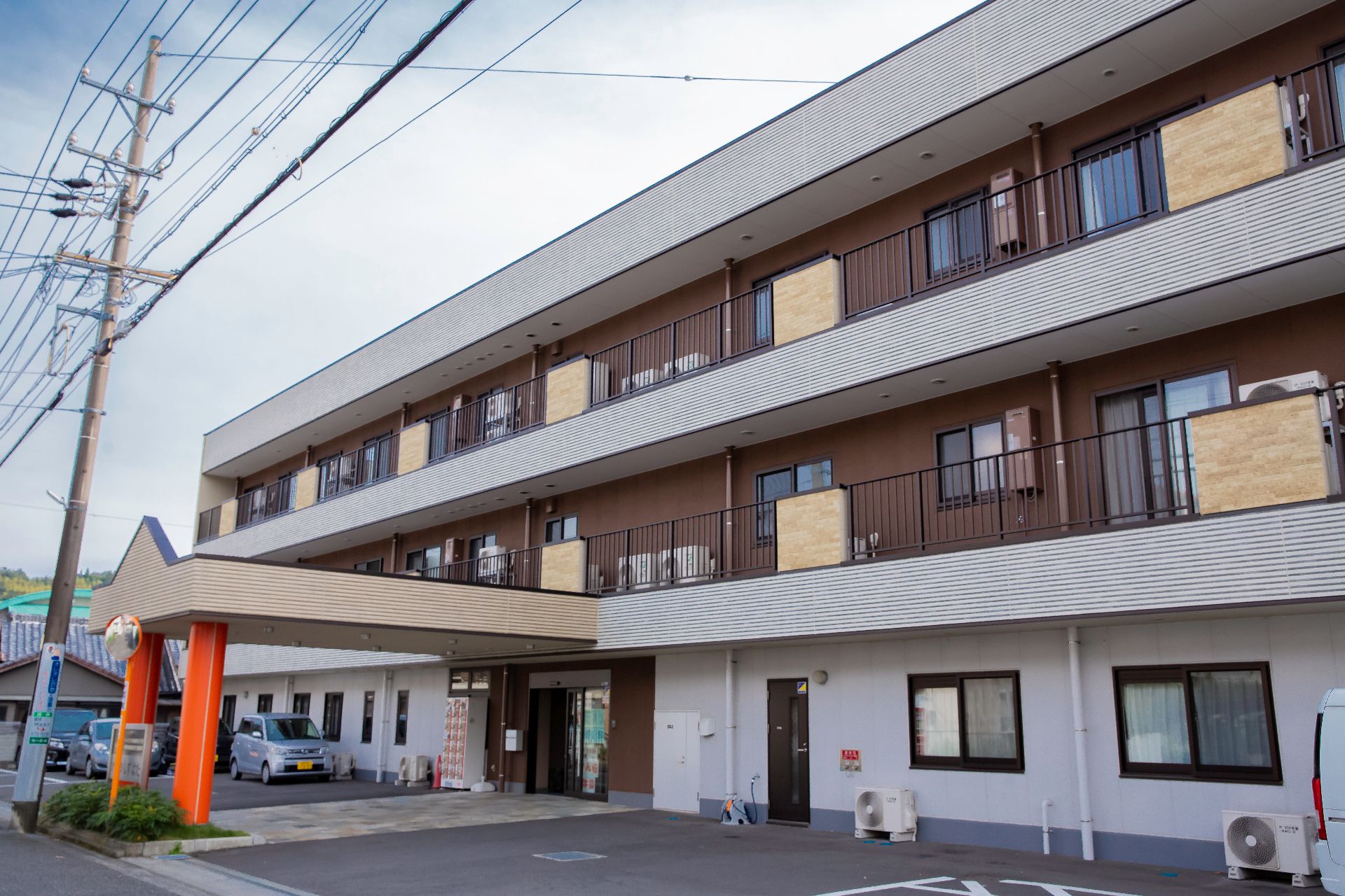 屋根が設置されていて、車寄せとしても利用できる便利なエントランス