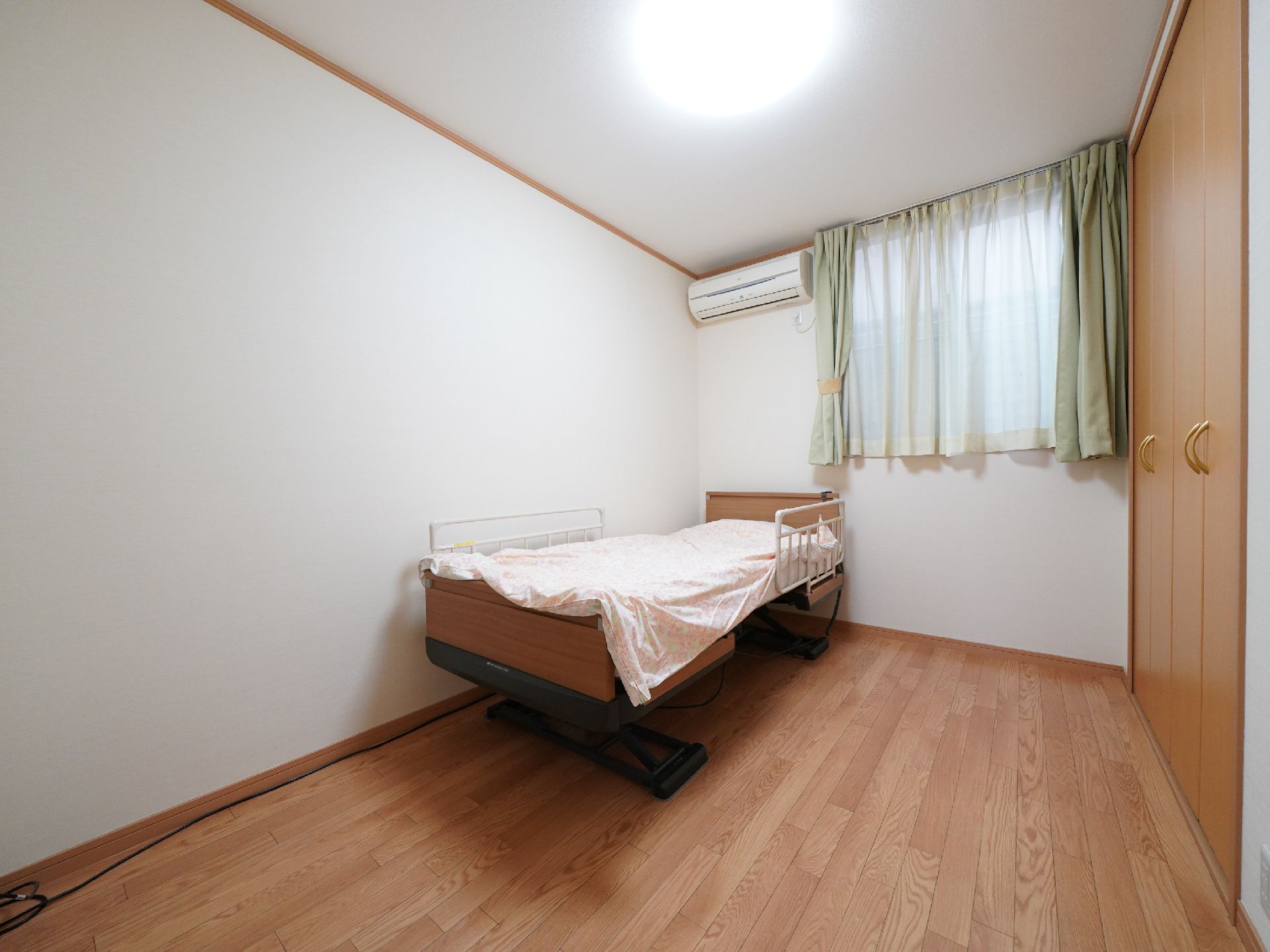 両開きの大きなクローゼットがあり、広く室内が利用できる居室