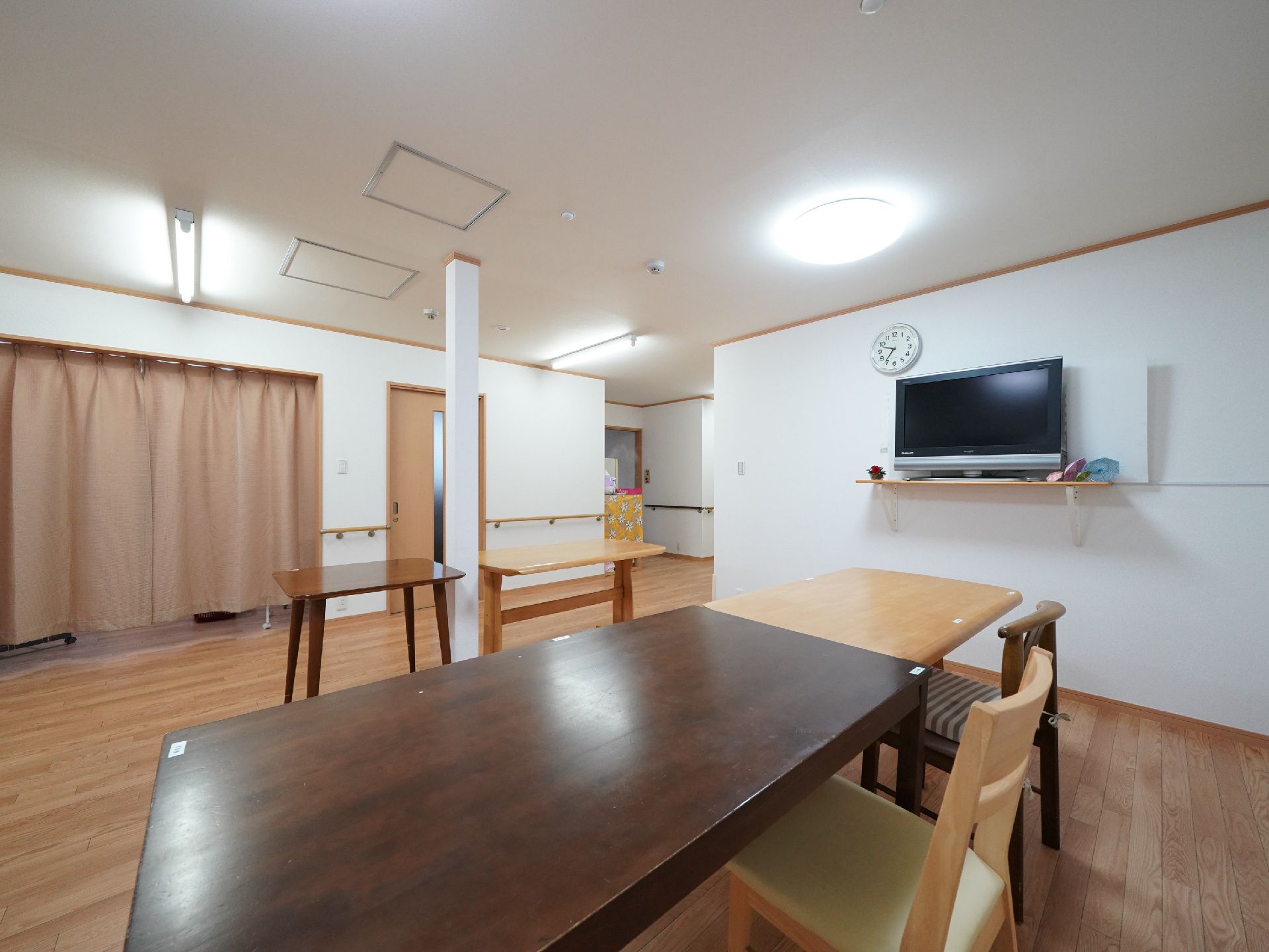 居室から行き来がしやすい場所にあり、テレビを完備している食堂