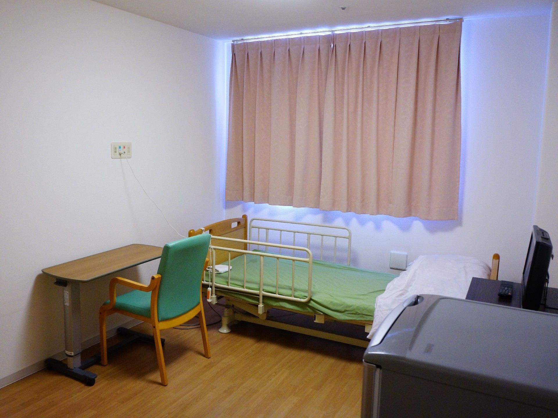 遮光カーテンの設置されたご入居者様の居室。
