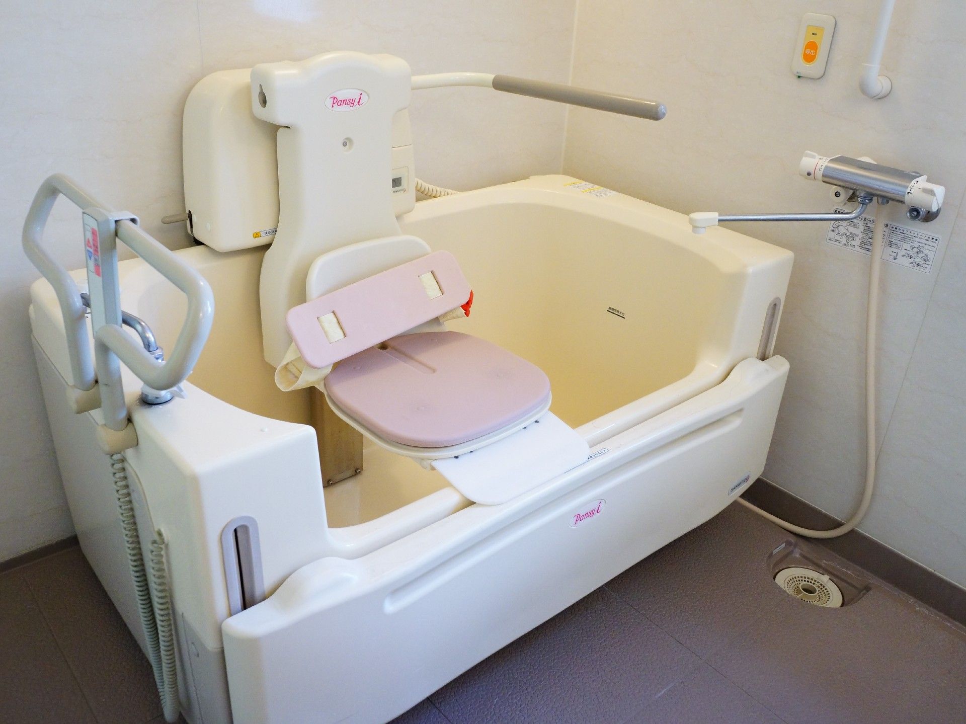 特殊なマシンを完備した介助用の浴室。