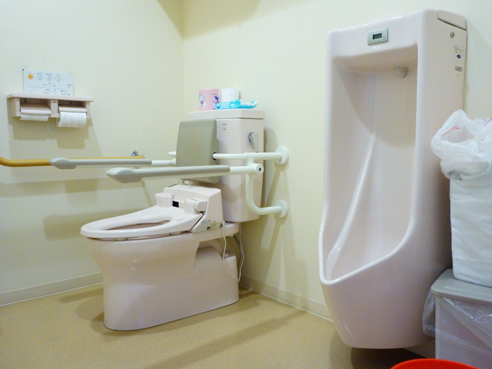 手すりを設置した共用トイレの様子。