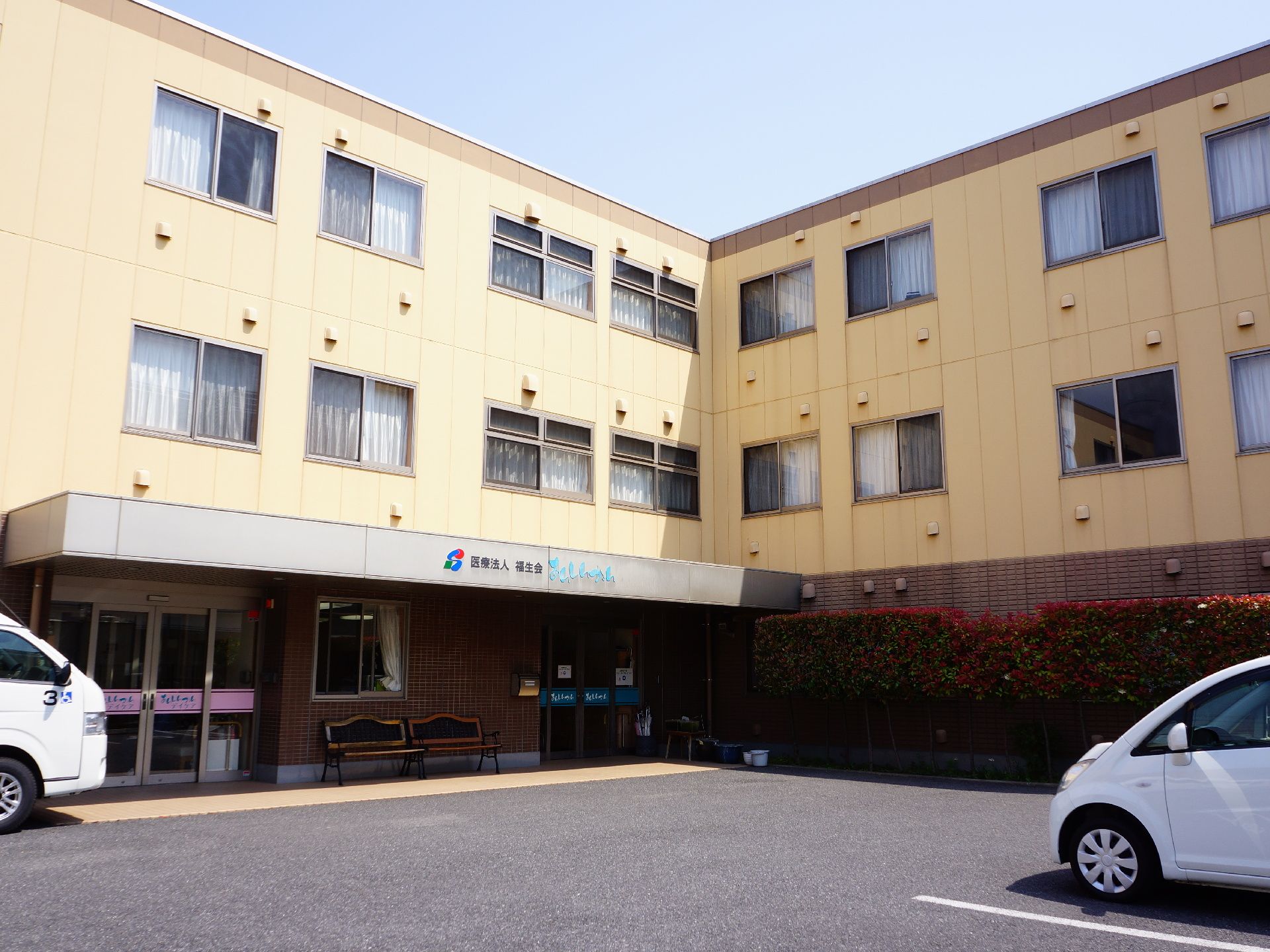 あんしんかんは、平成21年に設立した住宅型有料老人ホームである。施設は3階建てで個室が数多く並んでいる。