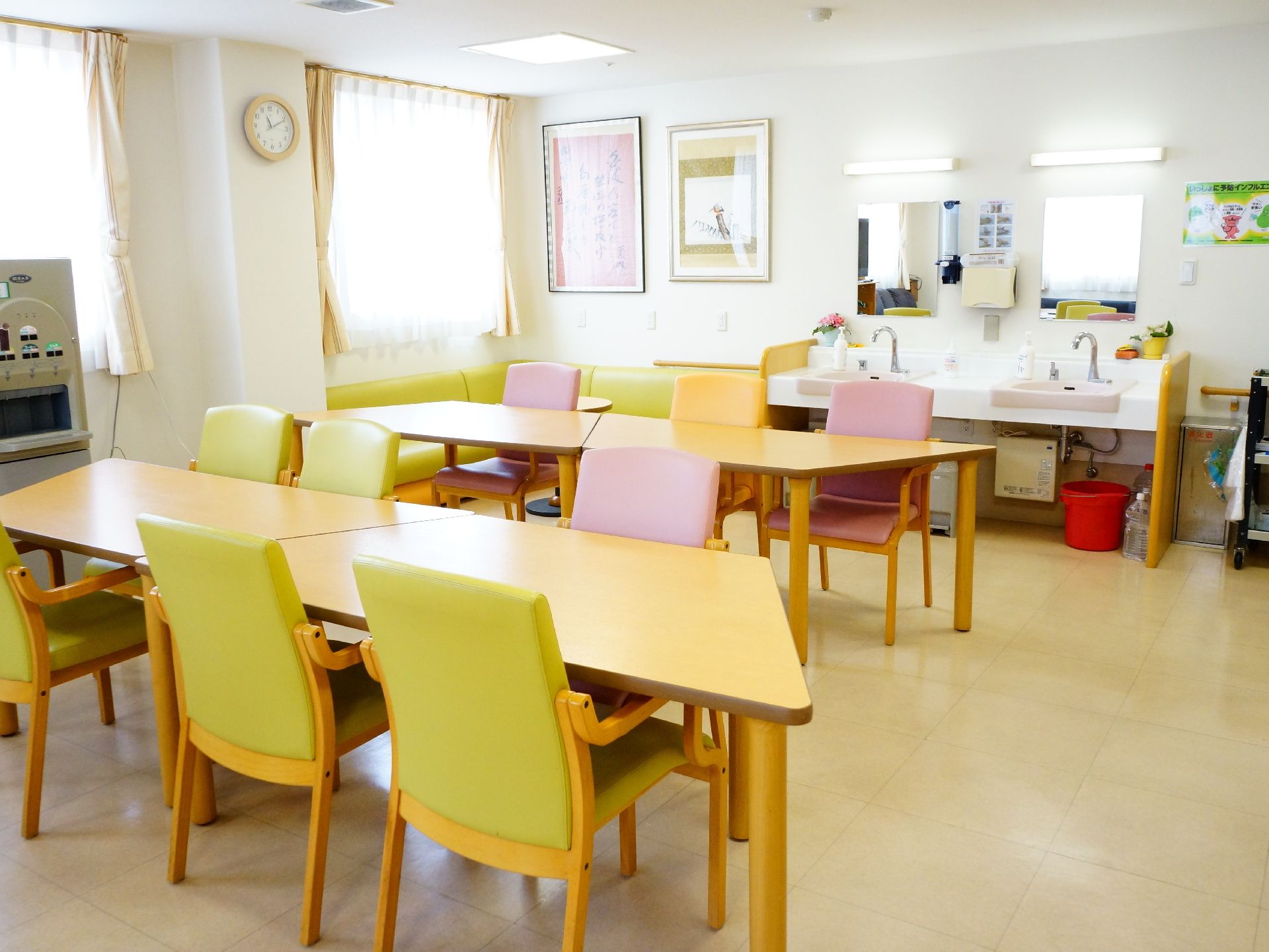 給茶機が設置されており、6人掛けテーブルやソファーでお茶を飲むことが出来る。手洗いが出来る鏡付きの洗面台が備え付けてある。