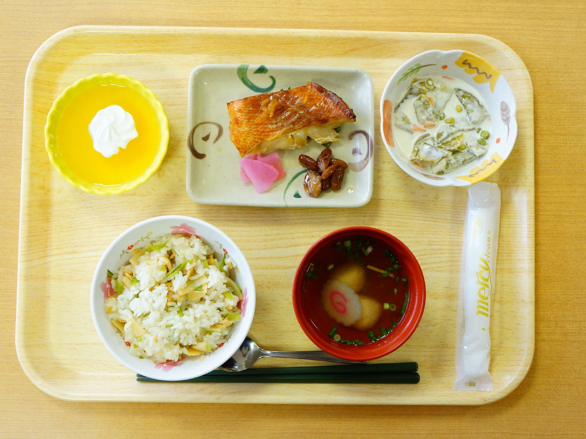 お食事は栄養バランスを考えた家庭的なものを提供している。衛生面も考え、使い捨てのおしぼりも付いている。