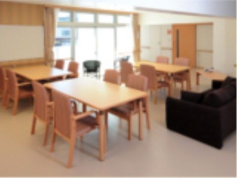 「福寿庵」の食堂兼談話コーナー。シンプルで優しい雰囲気のスペース。
