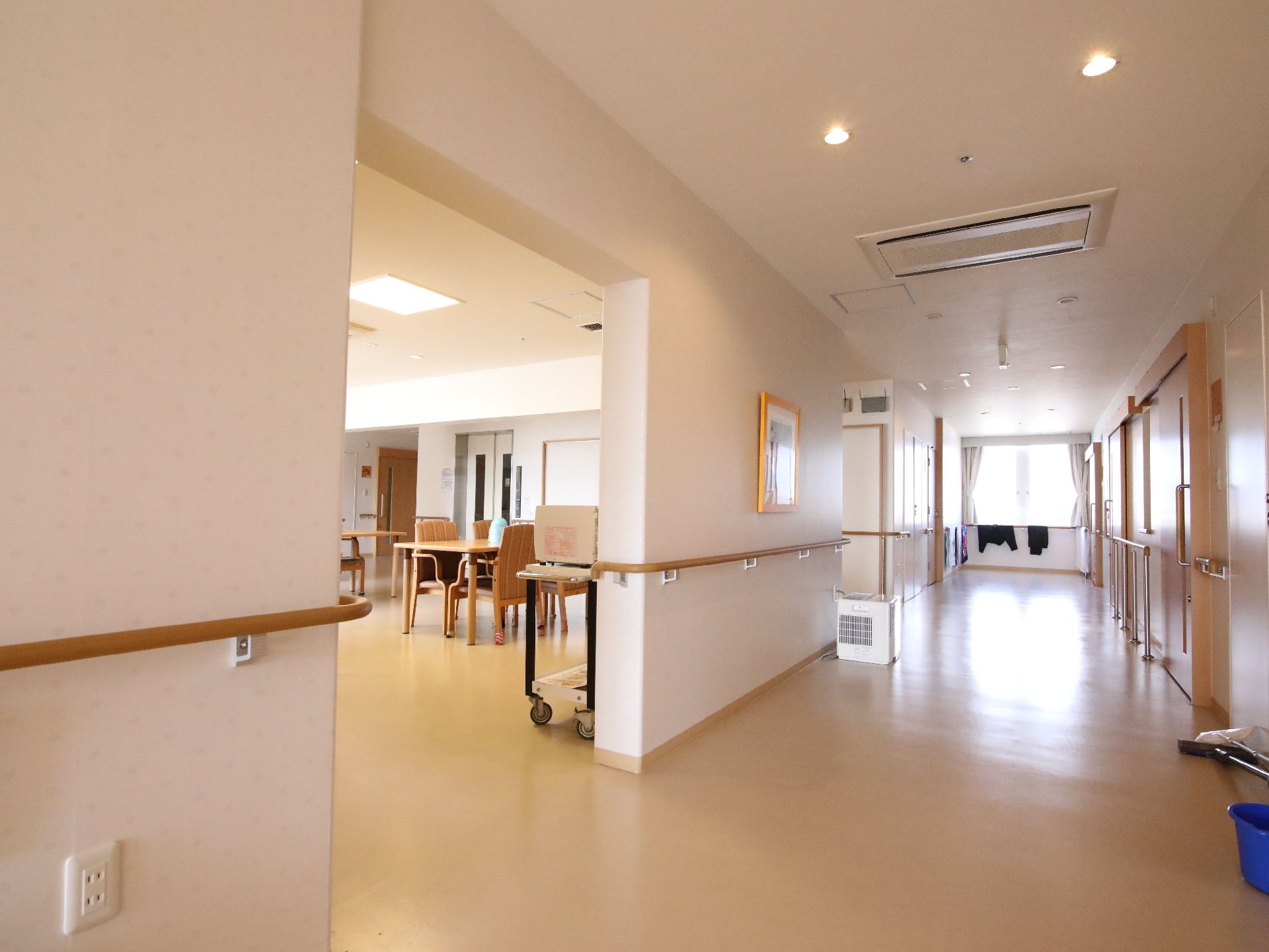 手すりを完備した廊下