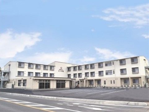 広大な土地にゆったりと建てられ、宿泊施設のような外観の施設