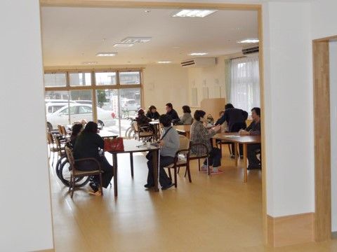 壁面に大きな窓をもうけ、十分な明るさを確保した食堂。エアコンも完備され夏場や冬場も快適に食事ができる。