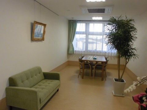 ソファーとテーブルセットの置かれた談話コーナーは観葉植物や絵画もあるので、落ち着いたリラックスできる雰囲気である。