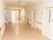 白を基調とした清潔感あふれる廊下。途中には共用のトイレが設けられており、両サイドの壁には手すりが設置されている。