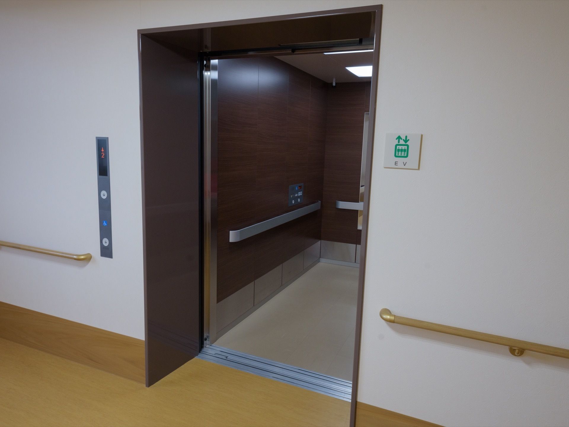 エレベーターは木目調で、しっかりした造りである。ドアも広く開くので、車椅子を利用の方も安全に利用できる。