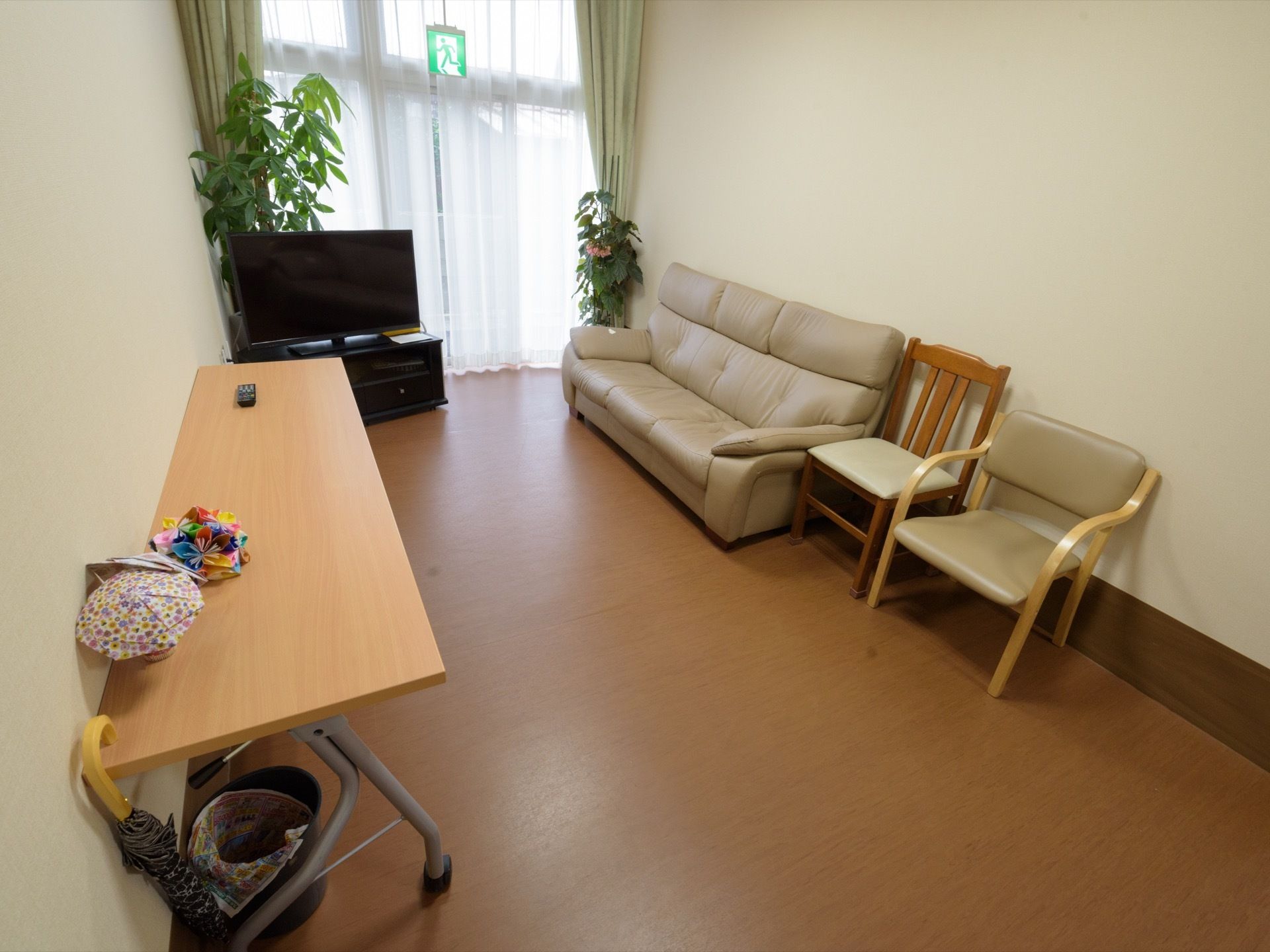 白い壁に囲まれた居室は広々として清潔感が保たれている。大き目の窓からは日光が差し込み、部屋中が明るい雰囲気である。